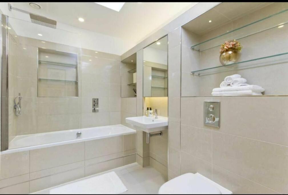 Modern Flat In Mayfair * Londen